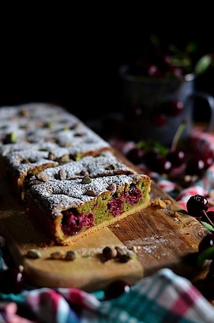 Tarta pistacjowa z wiśniami