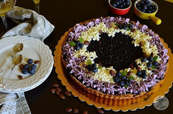 Tarta z jagodami na orzechowym spodzie