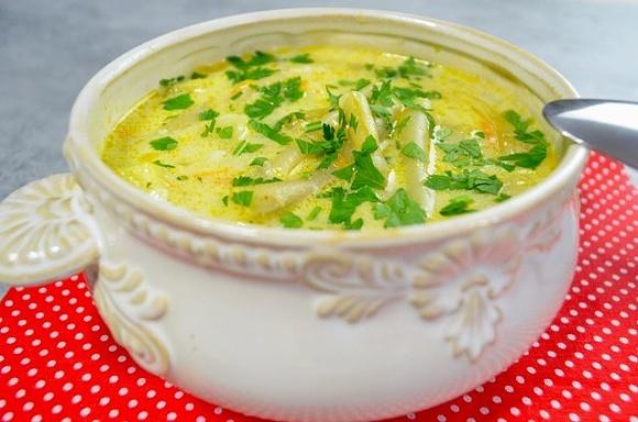 Zupa z fasolki szparagowej z warzywami i makaronem