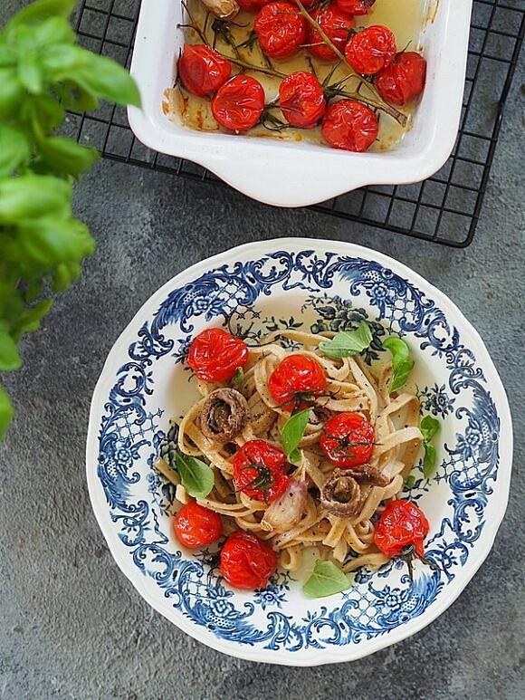 Makaron razowy z pieczonymi pomidorkami i anchois