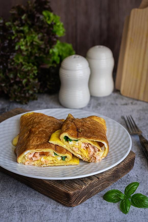Rolowany omlet z łososiem serem i szczypiorkiem