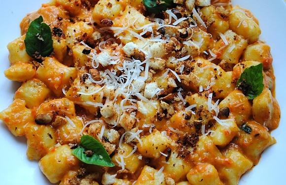 Gnocchi w sosie paprykowym okraszone okruchami