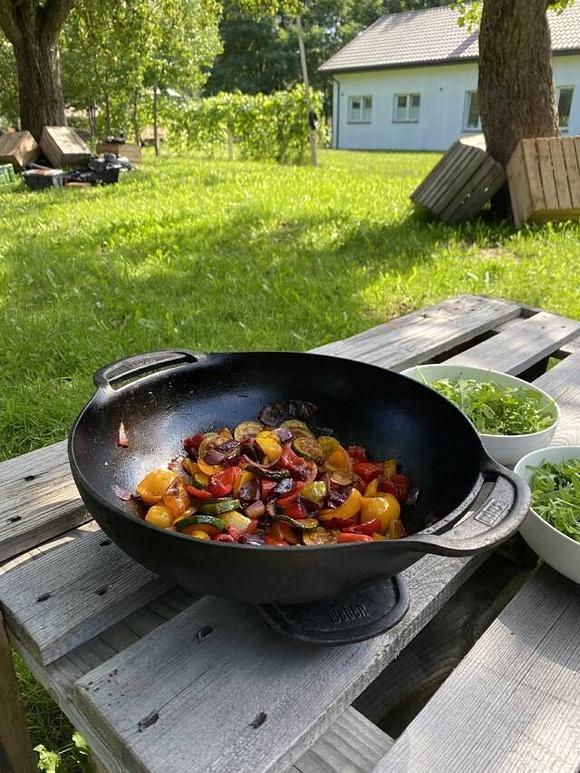 Sałatka z grillowanymi warzywami i serem halloumi