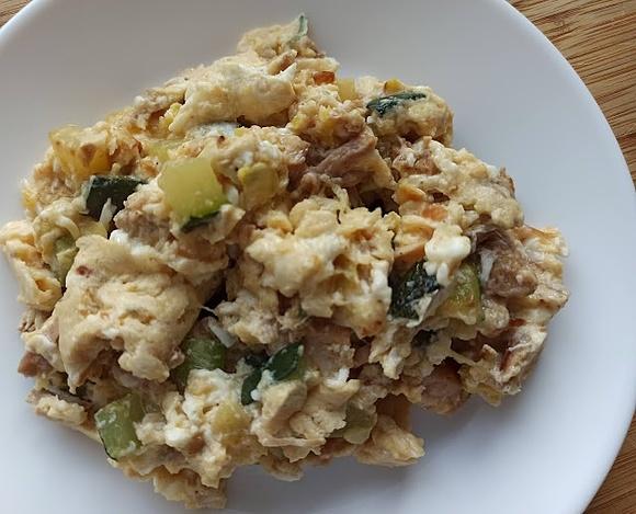 Jajecznica z mięsem i cukinią