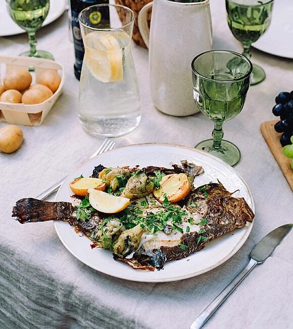 Turbot z grilla na letnie spotkania przy stole