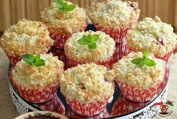 Puszyste muffinki z wiśniami i kruszonką