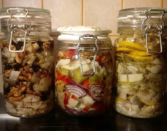Śledź na trzy sposoby: z olejem, cebulą i cytryną