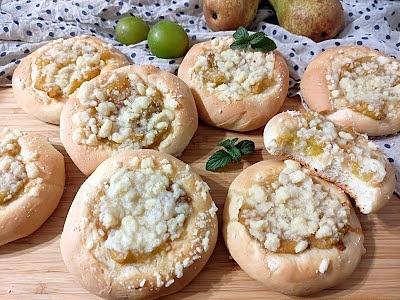 Drożdżówki bez jajek ze śliwkami i kruszonką