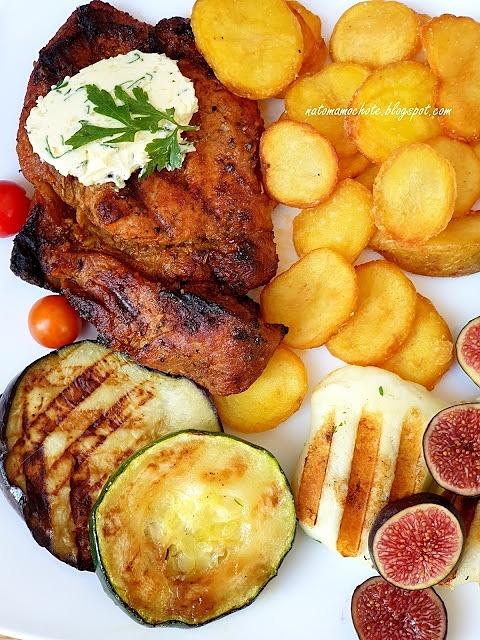 Grillowany soczysty stek z masłem czosnkowym