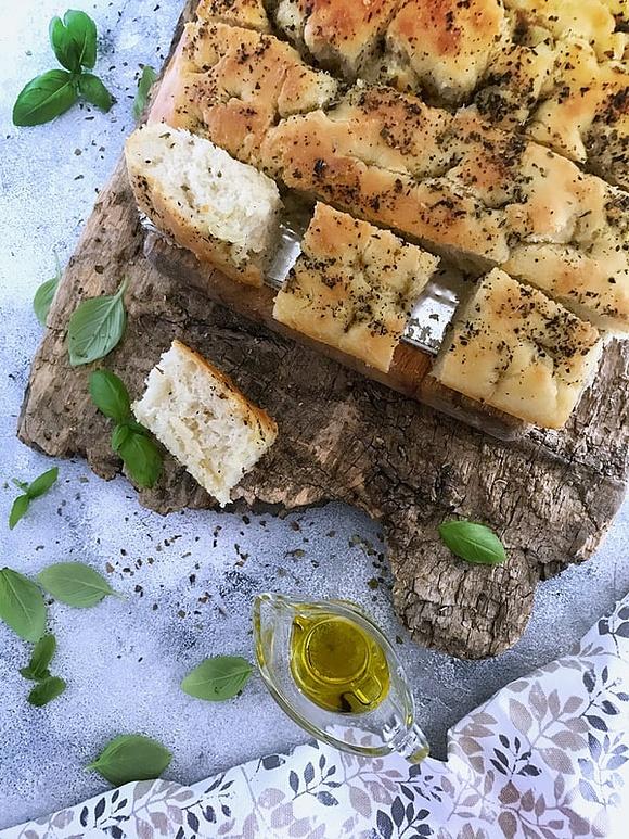 Focaccia - włoski chlebek z czosnkiem i ziołami