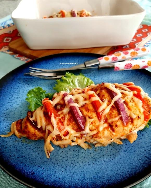 Kurczak hasselback z pomidorem, cebulą i serem