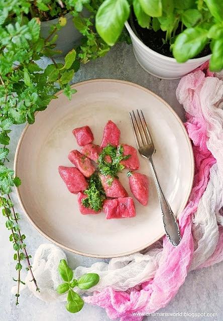 Buraczane kopytka z pietruszkowym pesto