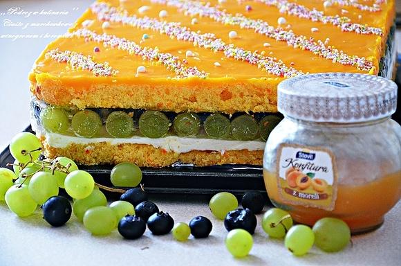Ciasto marchewkowe z winogronem i borówką