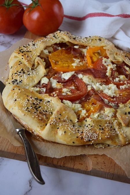 Rustykalna tarta z pomidorami i fetą