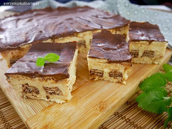 Ciasto Specjał Pensjonarki bez pieczenia z kremem czekoladowym i wafelkami