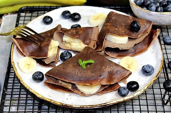 Naleśniki czekoladowe z masłem orzechowym i bananem