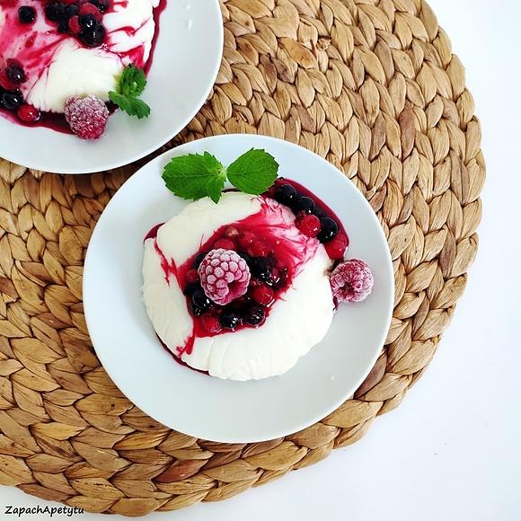 Waniliowa panna cotta z malinami