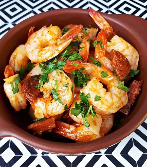 Smażone krewetki z chorizo