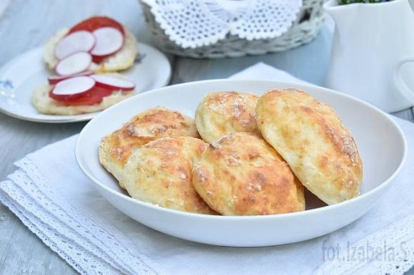 Trzyskładnikowe bułki na jogurcie skyr