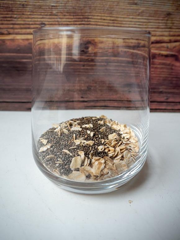 Chia pudding z płatkami owsianymi i brzoskwinią