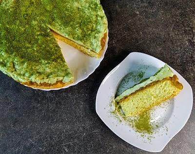 Biszkopt z mirabelkami i matchą