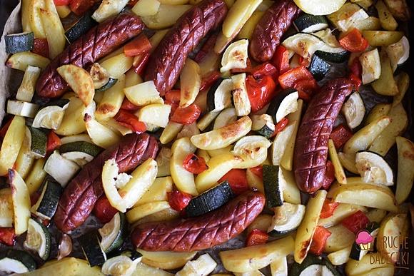 Kiełbasa pieczona z ziemniakami cukinią i papryką