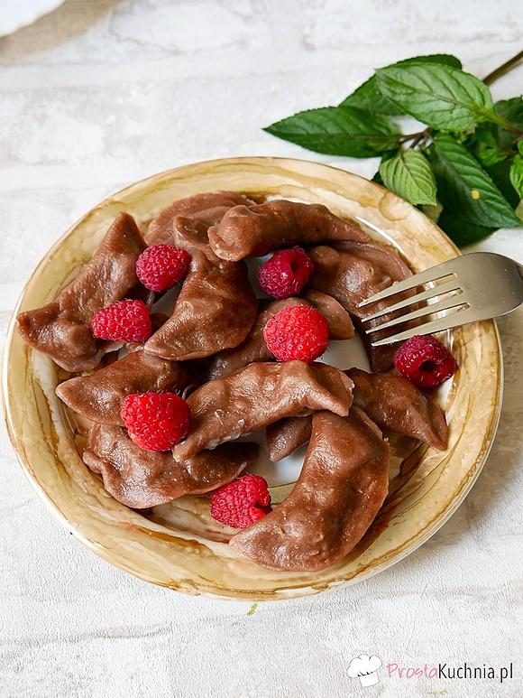 Pierogi czekoladowe z malinami