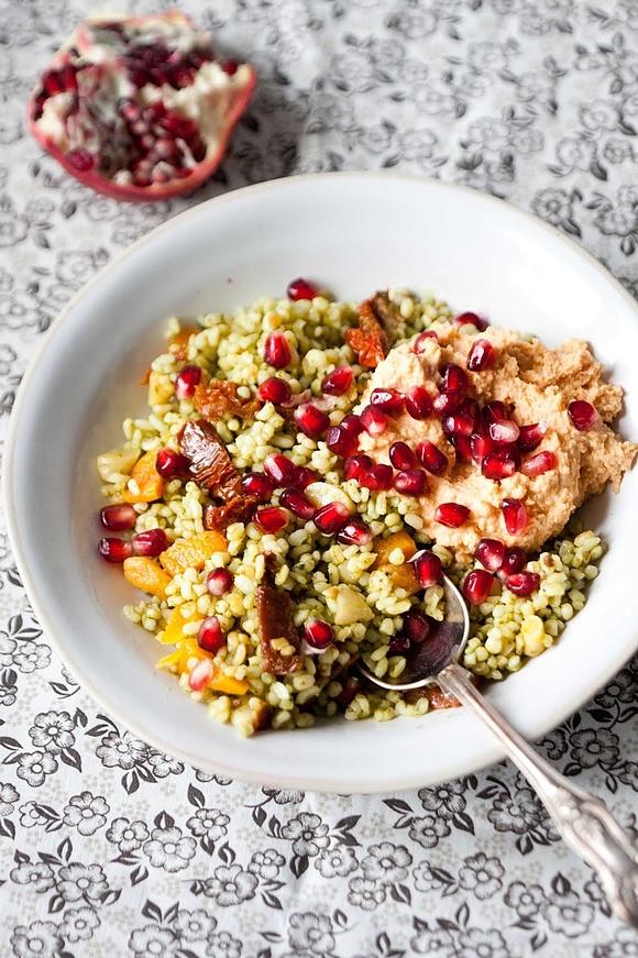 Bulgur w pesto z morelami i granatem
