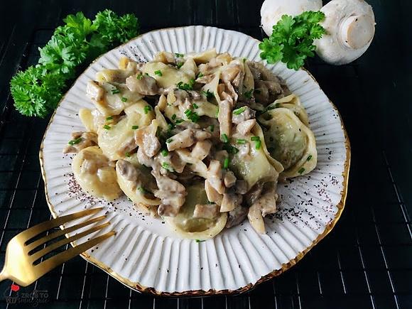 Szybka sałatka z tortellini, pieczarkami i cebulą