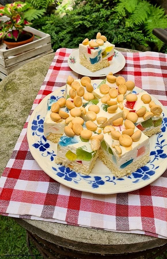 Biszkopt z kremem śmietanowym i galaretkami
