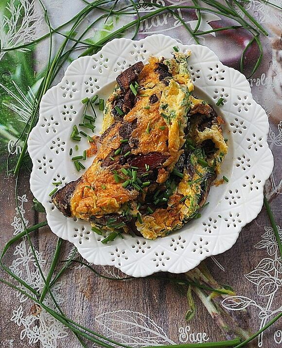 Omlet z grzybami leśnymi na lunch dojrzałego lata