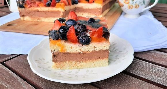 Owocowe lato delikatne i przepyszne – biszkopt z kremem czekoladowym i owocami