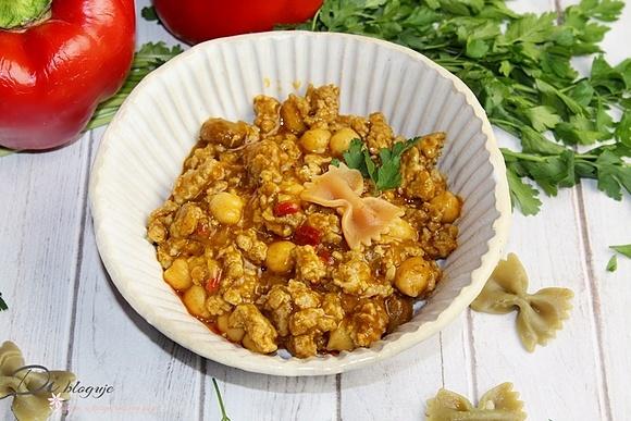 Curry z mięsem mielonym i ciecierzycą