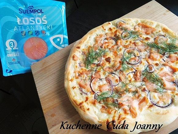 Pizza z łososiem i sosem śmietanowym