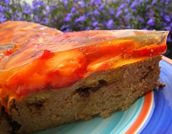 Delikatny sernik jogurtowy cappuccino z delicjami i galaretką