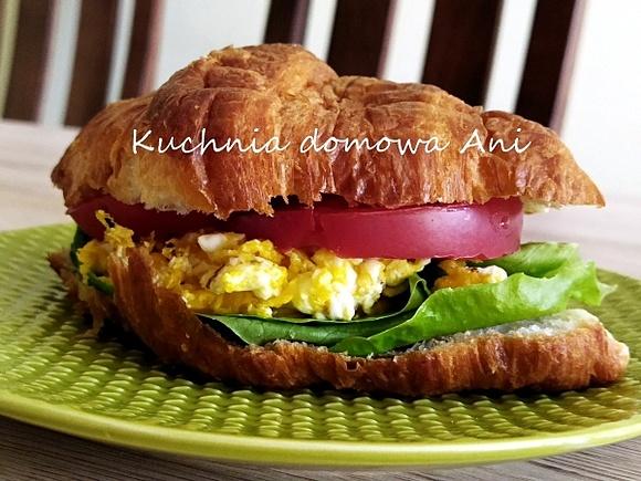 Croissant z jajecznicą