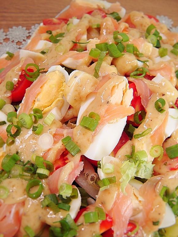Sałatka z łososiem jajkiem i mozzarellą