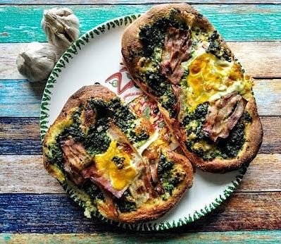 Pizza ze szpinakiem jajkiem i boczkiem