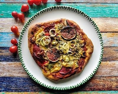 Chrupiąca pizza z figą salami i serem lazur
