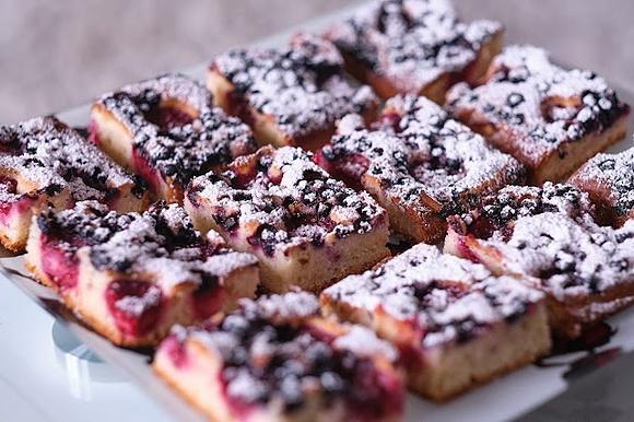 Ciasto jogurtowe z jagodami i malinami