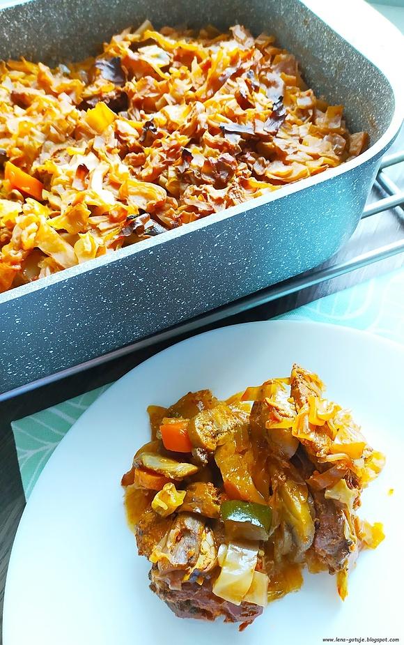 Szynka pieczona w kapuście z warzywami