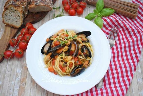 Spaghetti z małżami w sosie pomidorowym
