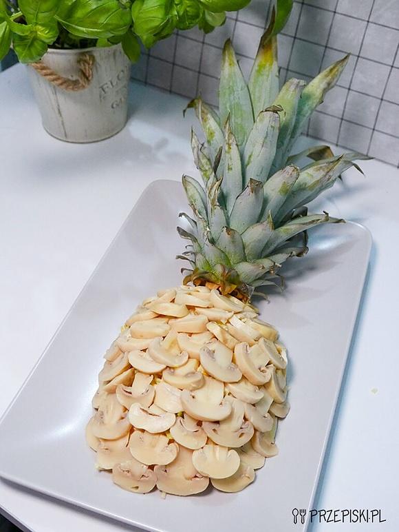 Sałatka oszukany ananas - przepis na smaczną sałatkę w kształcie ananasa