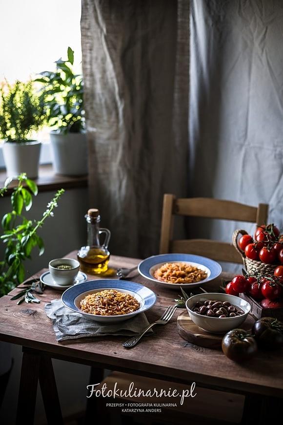 Kritharaki z pomidorami - przepis na grecki makaron z pomidorami