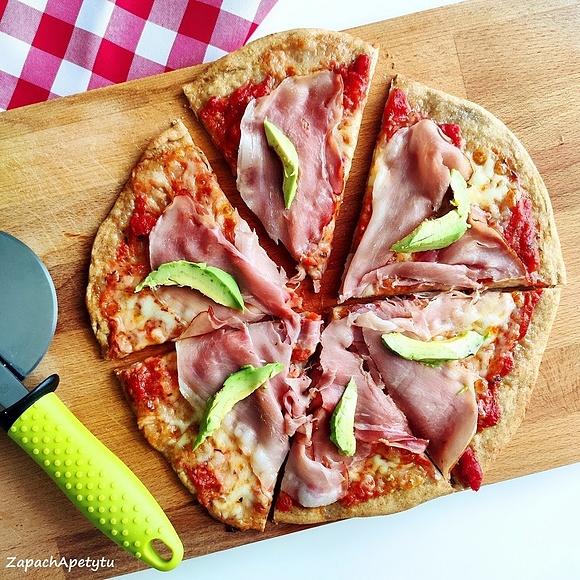 Szybka pizza na orkiszowym spodzie bez drożdży