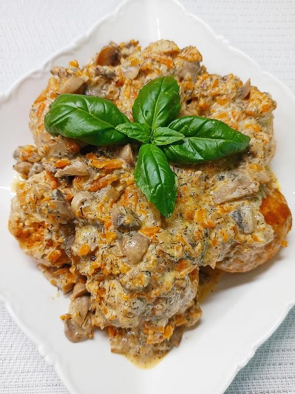 Pulpety drobiowe z mozzarellą w sosie pieczarkowym