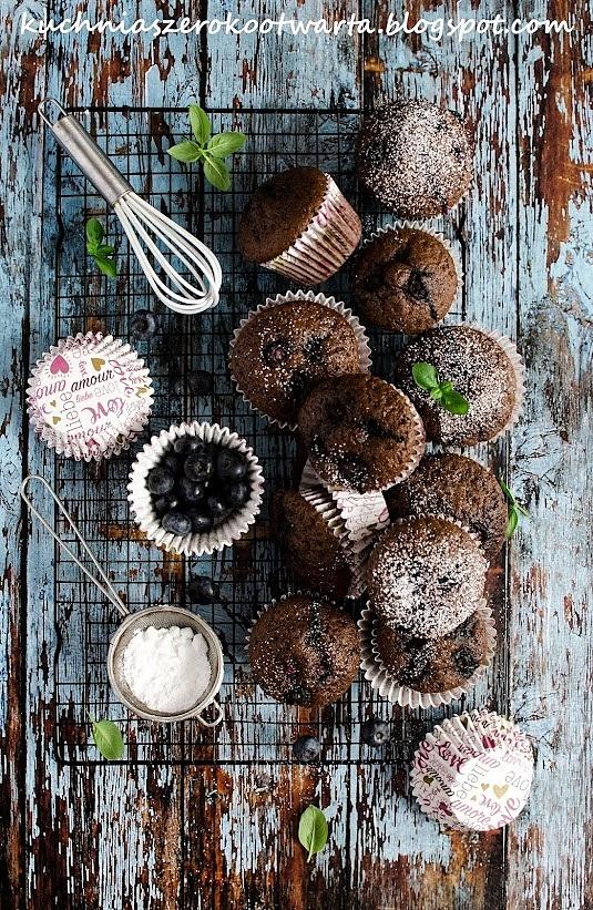 Czekoladowe muffinki z borówkami