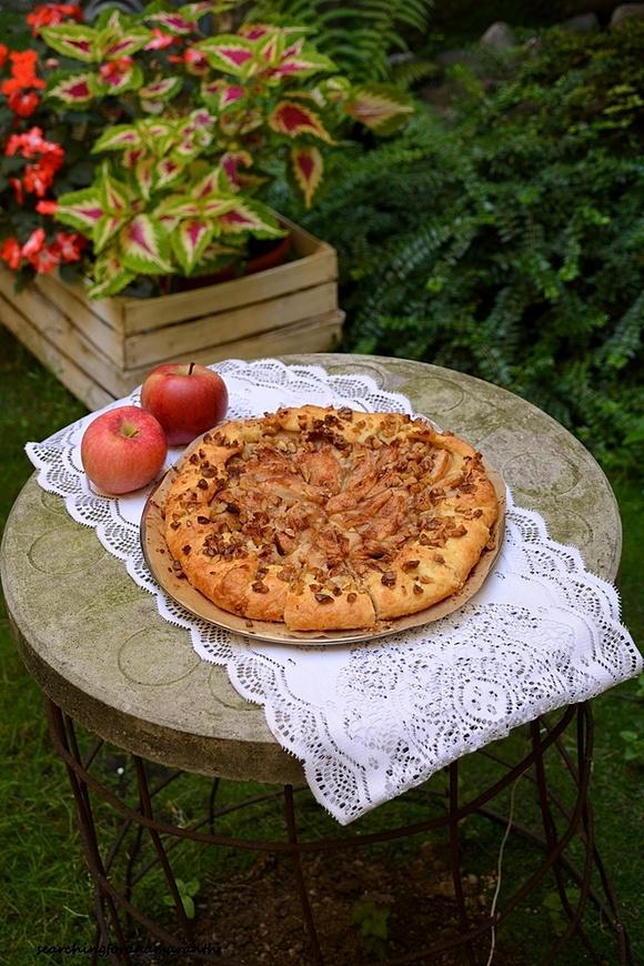 Galette z jabłkami i orzechami