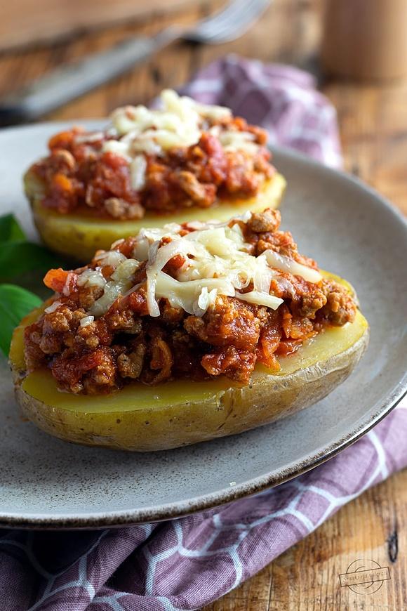 Pieczone ziemniaki z sosem bolognese