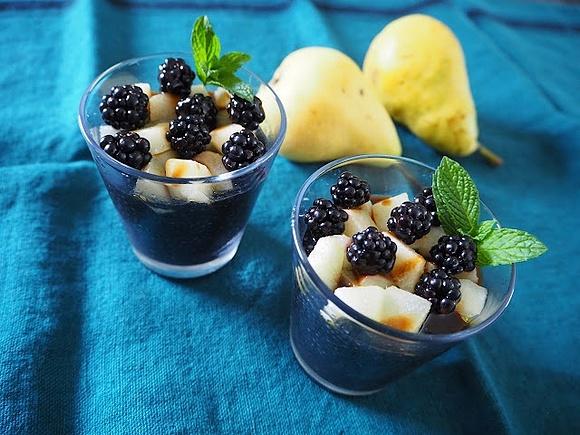 Pudding z nasion chia, jeżynami i pieczonymi gruszkami